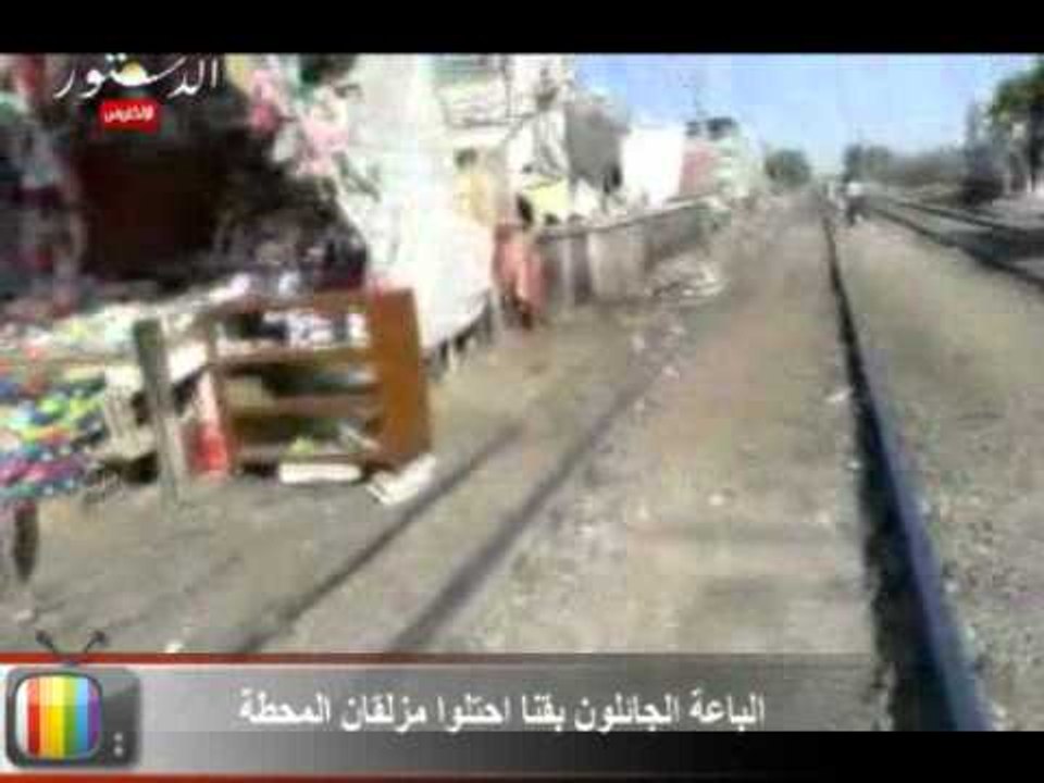 الباعة الجائلون بقنا احتلوا مزلقان المحطة