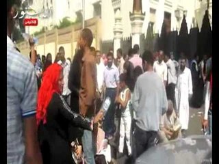 قطع الطريق امام الرئاسه وجلوس السيدات بوسط الطريق