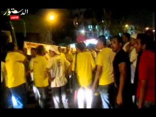 عمال " بيرلي " يقطعون الطريق أمام قصر الرئاسة.