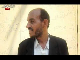 رجل يكتب علي جدران قصر الرئاسة.