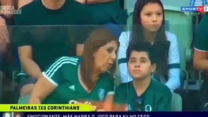 Mãe relata jogos de futebol ao filho cego e autista