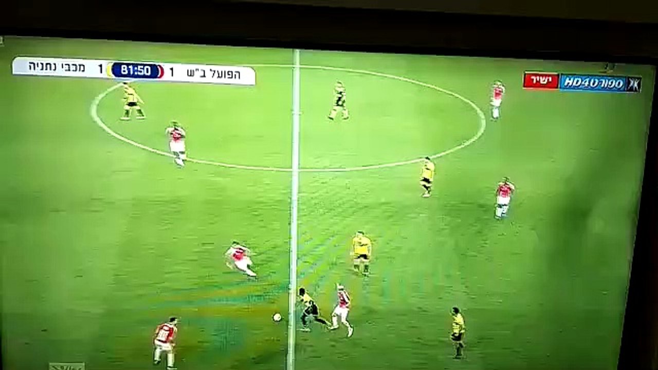 Un footballeur passe 4 petits ponts d'affilée à ses adversaires