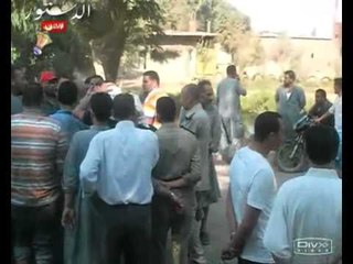 أهالي كفر سنباط يقطعون طريقا لمحلة زفتى