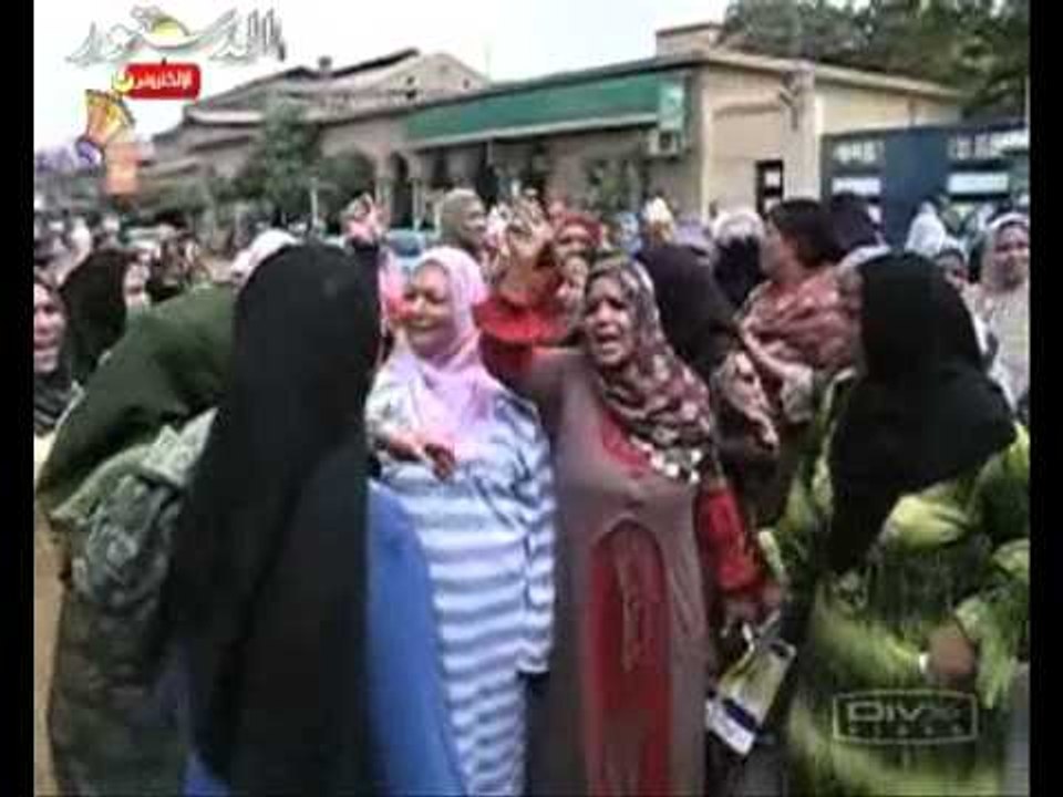 عمال سجاد المحلة يقطعون الطريق