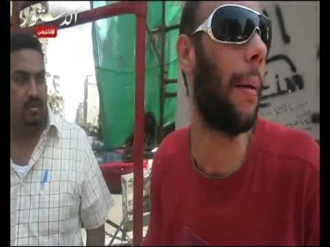 معتصم أمام تمثال طلعت حرب ضد الاخوان