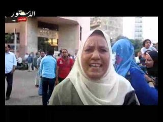 امراة ترفع الحذاء امام السفارة الامريكية للتنديد بالاساءه للرسول