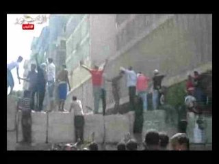 تسلق المتظاهرين للسور الخرساني أمام السفارة الأمريكية
