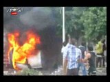 المتظاهرون يشعلون النيران امام السفارة الأمريكية