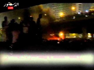 المتظاهرين يمنعون المطافي من إطفاء الحريق