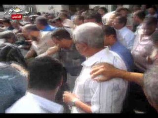 محاولة انتحار عامل  نقابى بالشركة العقارية أمام سيارة