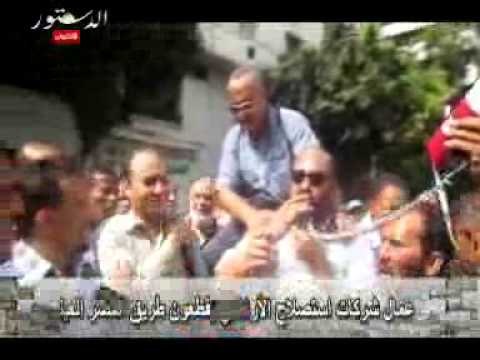 عمال شركات استصلاح الأراضي يقطعون طريق القصر العينى