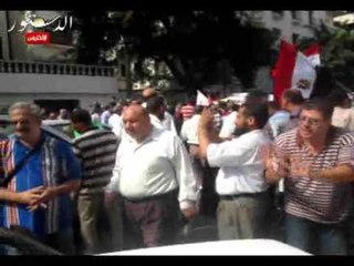 عمال استصلاح الأراضى  يقطعون الطريق أمام مجلس الوزراء