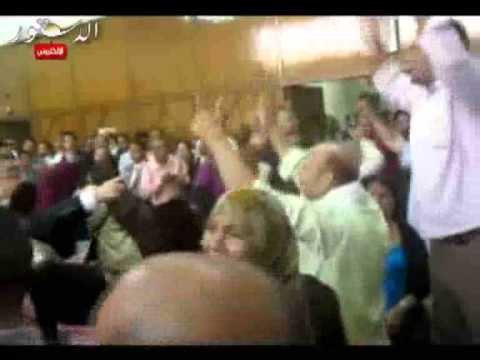 انصار عكاشة يهتفون يحيا العدل بعد الحكم بفتح الفراعين