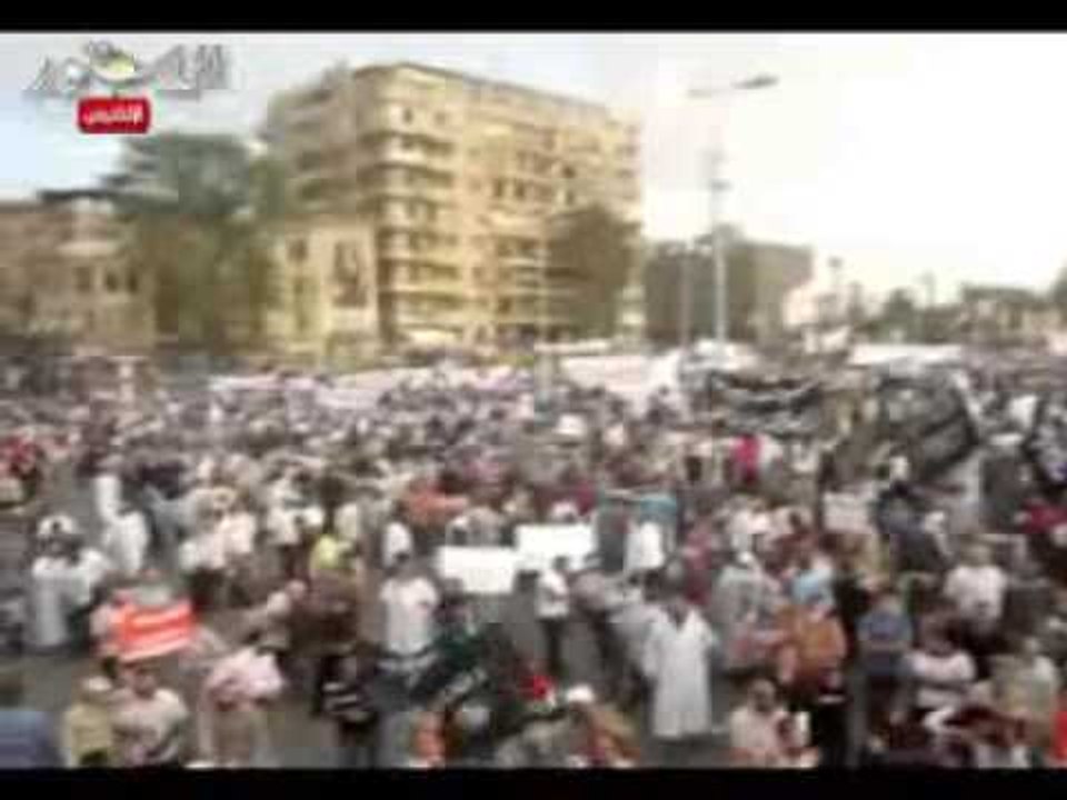 المتظاهرون يهتفون: الشعب يريد تطبيق شرع الله