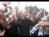معتصمو الإتحادية يرفعون الأحذية بعد وصول مرسي القصر