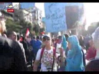 الهتافات: لا حرية ولا عداله ولا رجالتك دول رجالة