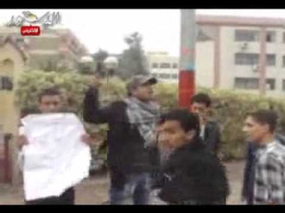 مسيرة تحت الامطار بجامعة المنصورة ضد الدستور