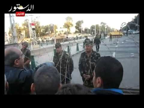 الجيش يضع الأسلاك الشائكة للفصل بين المتظاهرين