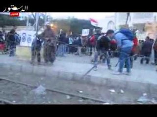 متظاهرو الإتحادية يقتحمون الاسلاك الشائكة