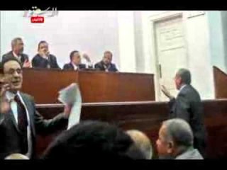 اشتباكات بالأيدى بين عمومية الأطباء