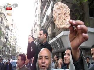 مواطن يستقبل موكب مرسى أين العيش يا ريس