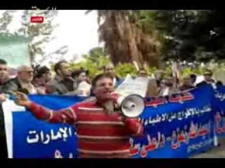 مواطن أمام سفارة الإمارات: هاخد حقى بإيدى