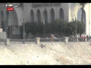 قوات الشرطة تهاجم المتظاهرين أمام كورنيش النيل