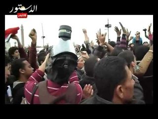 متظاهرو قصر النيل يؤدون صلاة الغائب على ارواح الشهداء