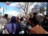 مناوشات كلامية بين المتظاهرين والمصلين أمام مسجد الفتح