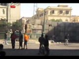 أطفال الشوارع يرشقون قوات الأمن بالحجارة بشارع  القصر العيني
