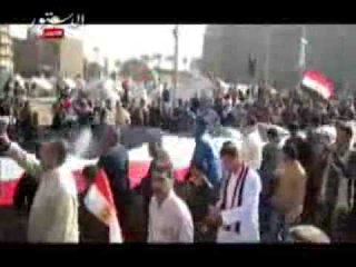 مسيرة تطوف الميدان بعلم مصر وهتافات مدوية "ارحل"