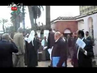 مسئول بالإصلاح الزراعى يحاول تهدئة الفلاحين الثائرين