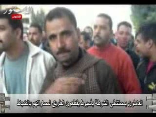 العاملون بمستشفي الشرطة بأسيوط يقطعون الطريق