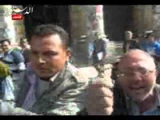 اشتباكات عنيفه بين متظاهرين والباعة الجائلين