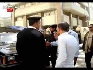 مواطن يخلع ملابسه أمام" الوزراء " لسوء حالته المعيشية