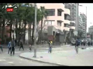 كر وفر بين المتظاهرين وقوات الأمن علي قصر النيل