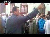 مصلون يغادرون مسجد لتحدث الخطيب عن السياسية