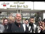هتافات وأشعار مديح في مبارك أمام المستشفى العسكري