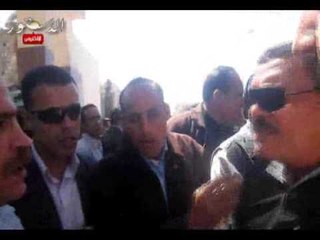 مشادات بين أمناء الشرطة المحتجين ومفوض الادارة