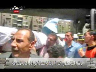 موظفو المالية يحملون الأكفان أمام المالية احتجاجاً على غياب العدالة الاجتماعية