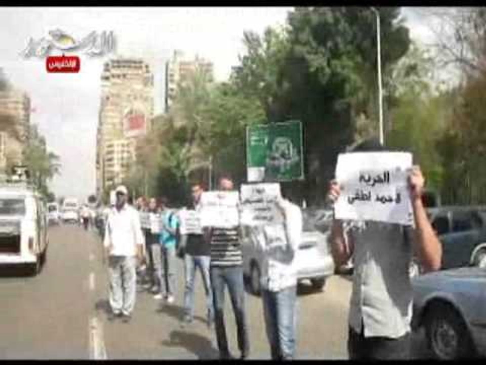 سلاسل بشرية لطلبة هندسة أمام الجامعة تضامنا مع زملائهم المحبوسين