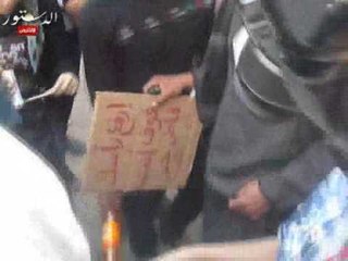 متظاهرو دار القضاء يحرقون دمية " لمرسي"