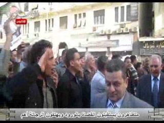 متظاهرون يستقبلون القضاة بالورود ويهتفون الرجالة أهم