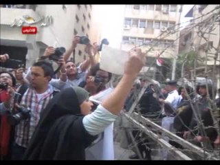 والدة احد الشهداء للامن المركزى "عملتوا كده ليه فى أبنى "