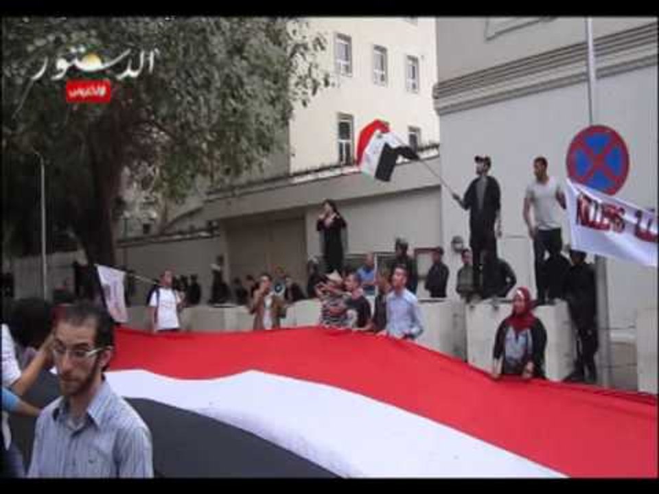 وقفة أمام البريطانية تنديدًا بمقتل الطبيب كريم...