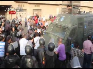 الشرطة تنقذ رجل الشاطر داخل مصفحة أمن مركزي