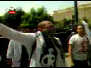 الأطباء يطلقون صواريخ وألعاب نارية أمام الصحة وتكثف شديد للأمن المركزي