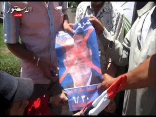 انصار عكاشة يحرقون صور مرسي امام الدفاع