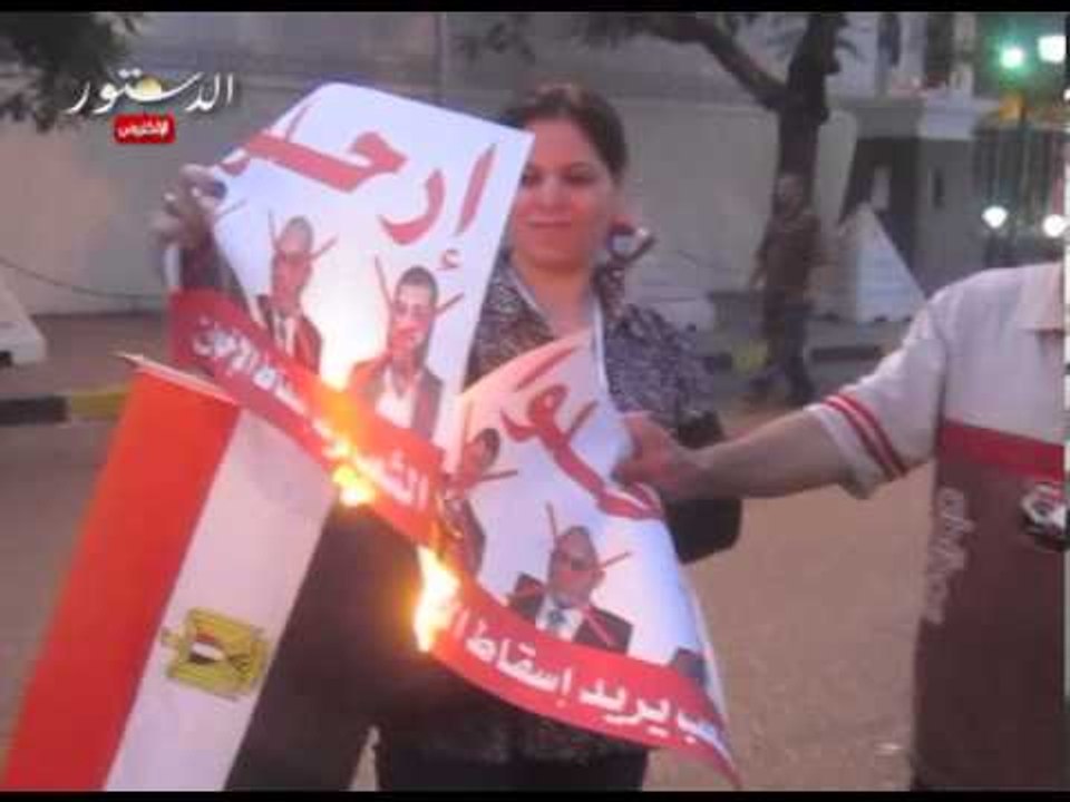 متظاهرو وزارة الدفاع يحرقون صورة محمد مرسى