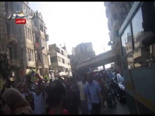 الأهالي يلقون الحلويات وزجاجات المياه لمتظاهرى مسيرة الفتح